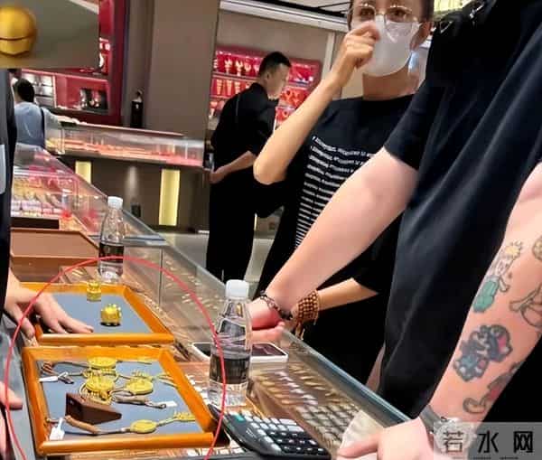 佟丽娅在深圳扫购黄金！头发稀少假发明显，满胳膊黄金手串太吸睛