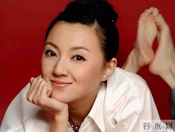 她是冯巩御用老婆，连登五年春晚后精神失常，如今50岁的她怎样了