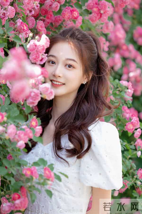 中传校花冯琳当主持人啦！不愧是最美领读员 这颜值不比明星差