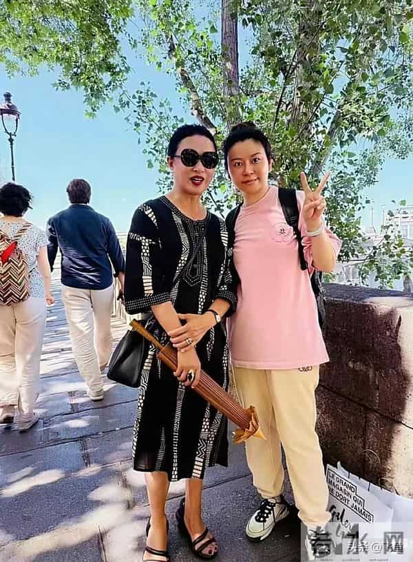 58岁金星巴黎街头被偶遇!一身名牌贵气拉满,活脱脱当地精致贵妇