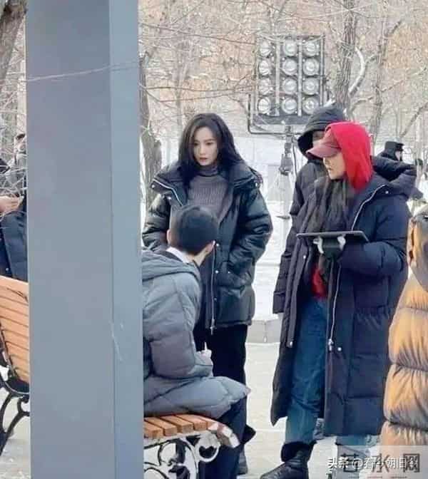 37岁刘诗诗在哈尔滨街头被撞见，身着黑色羽绒服长裤，美翻了。
