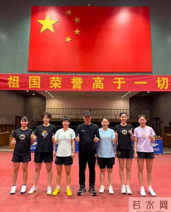 莎莎晒出和爸爸妈妈的合照,还有生日视频和烟花,好幸福哦