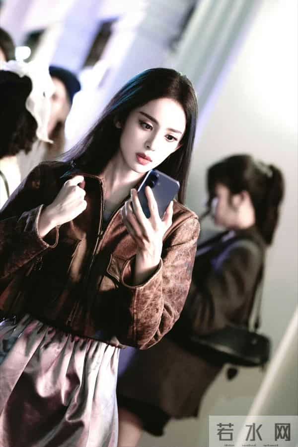 娜扎短款小皮衣，美的不可方物