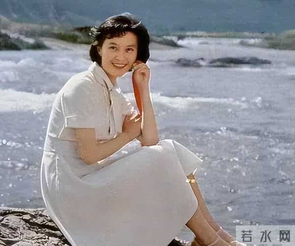 曾是央视第一美女，赴港生子离开央视舞台，如今远居美国不再露面