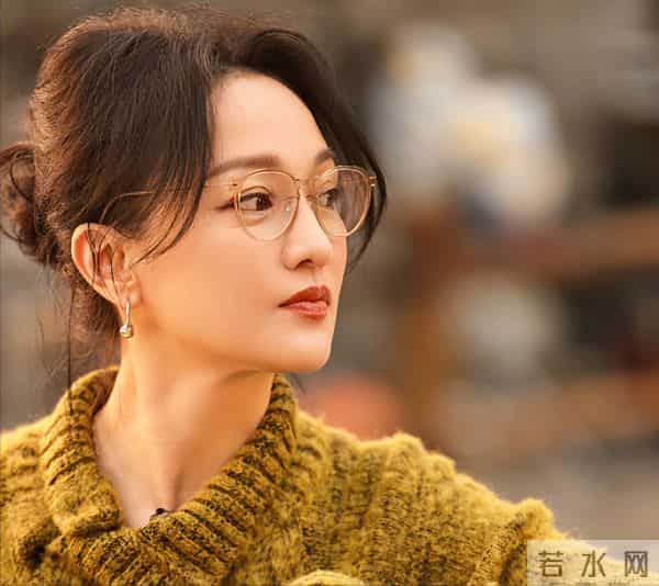 51岁周迅头发花白,一脸老态认不出,强大心态令人叹服!