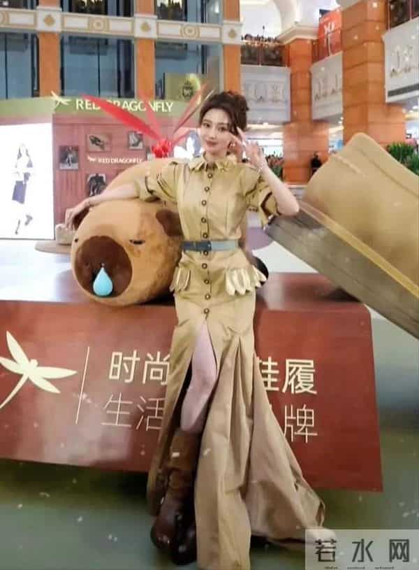 杨颖和闺蜜街头吃饭被偶遇，嗦手指太可爱了！淡圈后身家仍不菲！