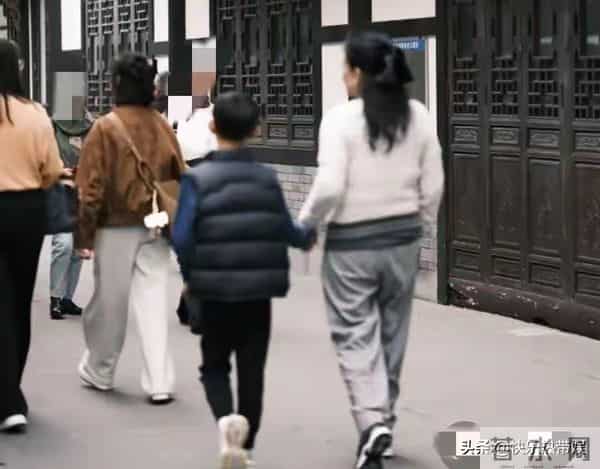 玥儿与奶奶关系好，网友晒祖孙牵手照，比奶奶还高，背影好清瘦