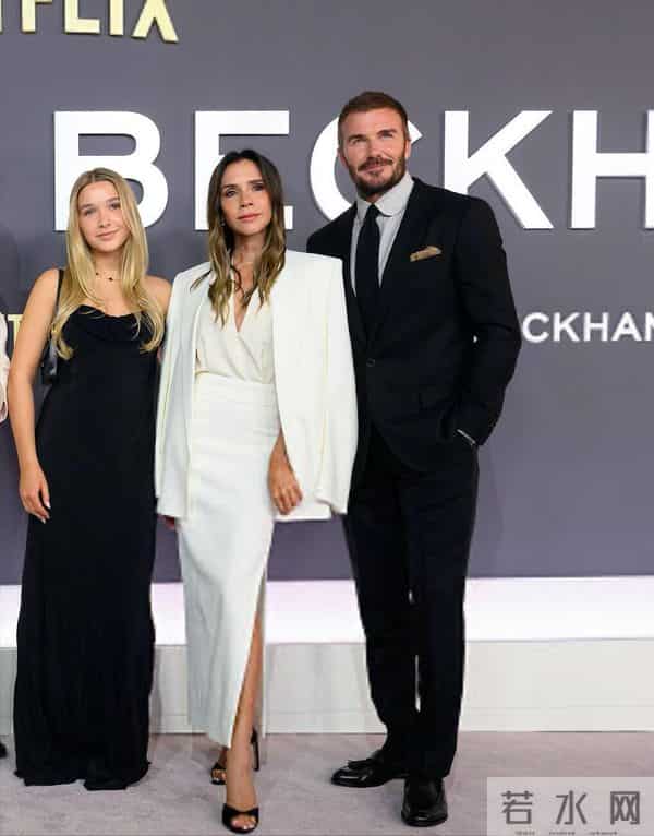 贝克汉姆圆梦封爵!一手牵贝嫂一手牵小七,俩儿子像“保镖”