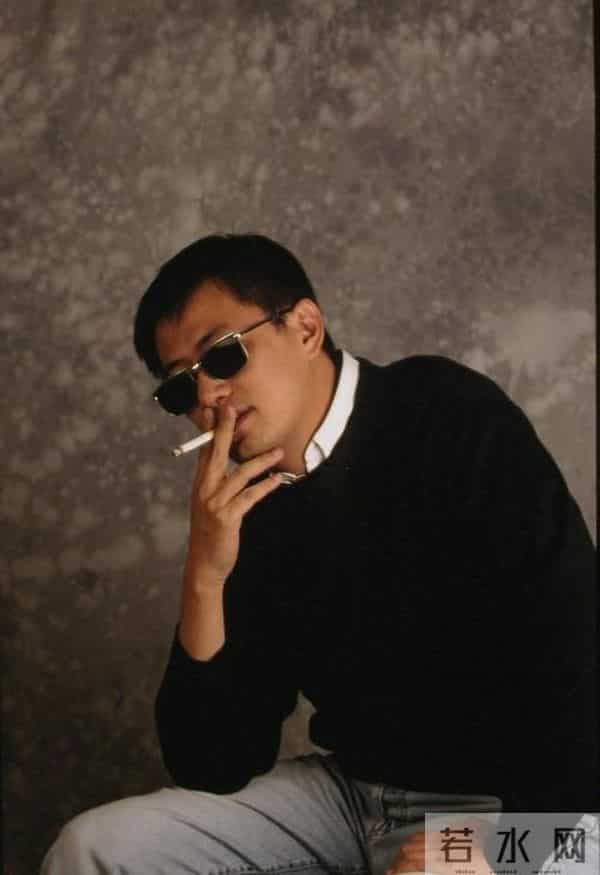 67岁王家卫晚节不保，开金靖黄腔、说唐嫣装，原来王传君真没说错