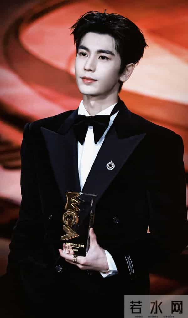 王格格直播感叹张凌赫是她现实中见过最帅的男人！不敢和他对视