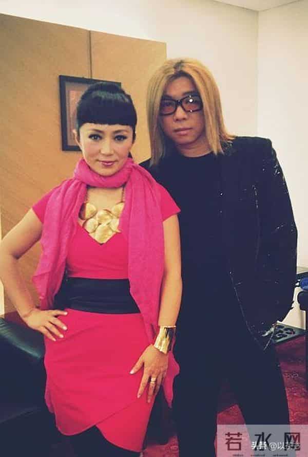 她曾火遍全国，巅峰时与台湾音乐家隐居，如今58岁未婚与养女相伴