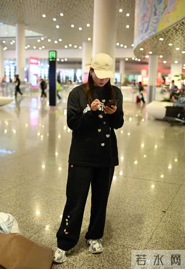 黄雅琼深圳机场到达路透，穿黑色印花卫衣套装，走路带风又美又飒