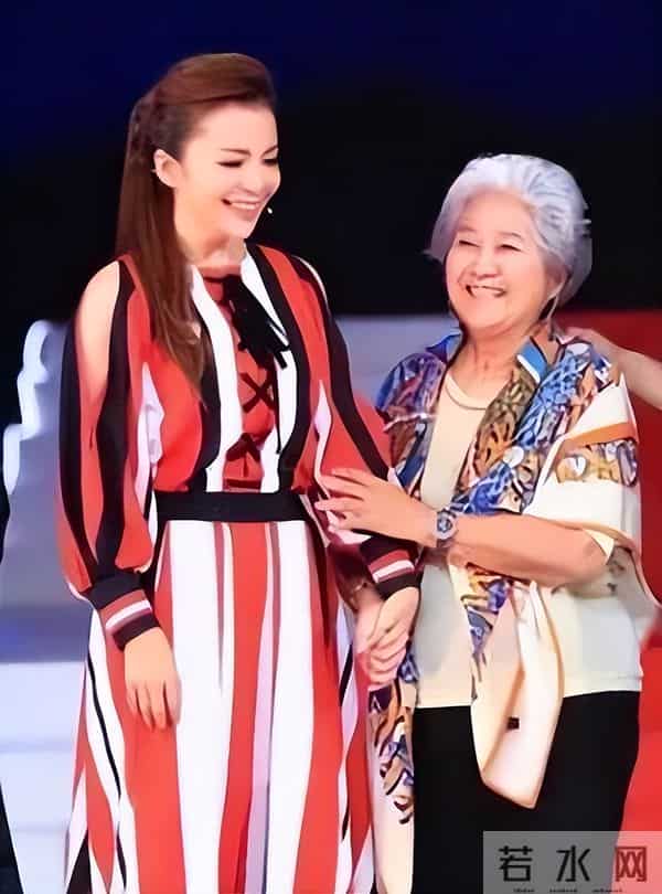 52岁朱迅近况曝光！面色苍白不敢认，网友：怎么变成这样了！