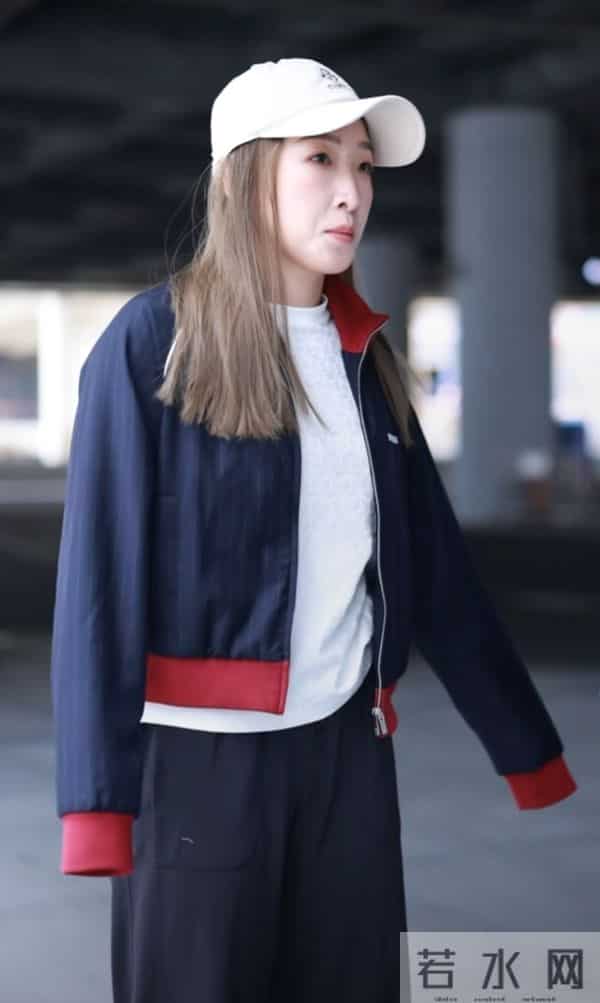 刘诗雯现身机场，藏青拼红运动风外套搭白帽随性又活力笑容超治愈