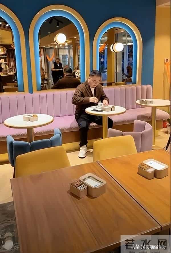 老麦跟朋友吃早点，担忧家里人，神色不是很好，大哈群聊记录曝光