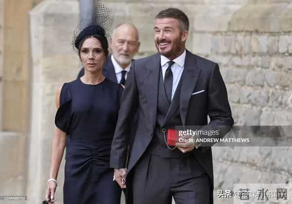 贝克汉姆终封爵！激动到落泪！贝嫂望夫眼抢镜，全家出席缺大儿子