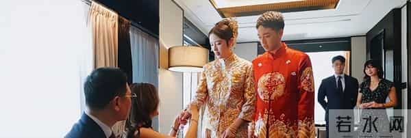 李嘉欣姐姐在上海参加继子婚礼,被敬茶笑不拢嘴,15岁儿子罕露脸