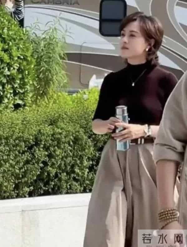43岁孙俪街头被偶遇,打扮很知性很有女人味,身材真的很好