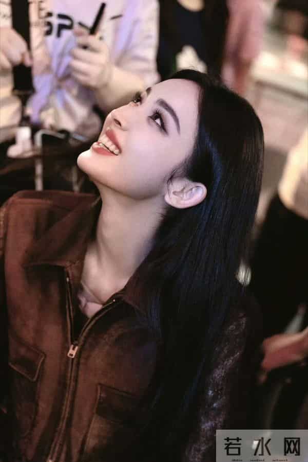 娜扎短款小皮衣，美的不可方物