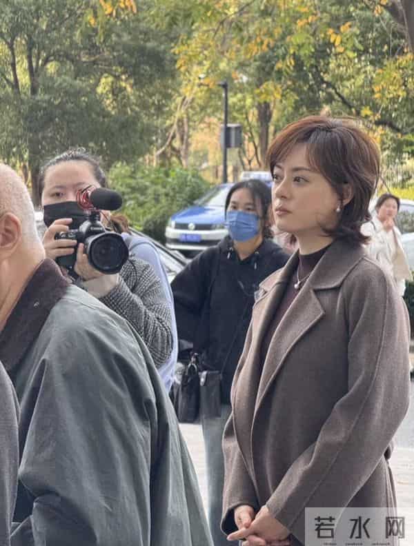 网友偶遇孙俪在无锡拍戏,留着短发,干练女强人,巴掌脸气质真好