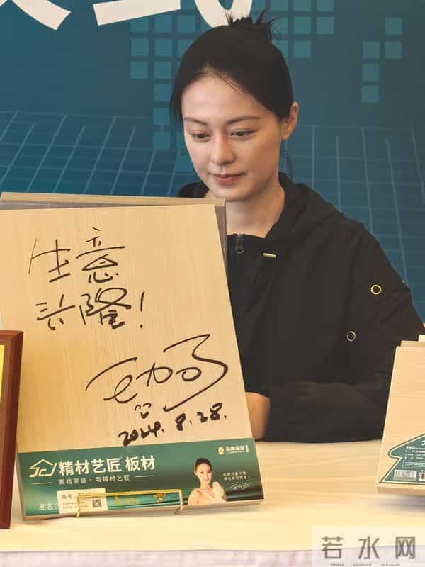 她是胡歌深爱、刘烨难忘的女人，受央视力捧多年，至今都没能走红