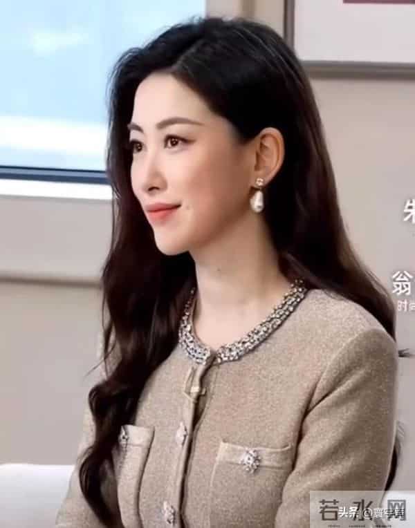 翁青雅采访朱珠翻车，百亿白富美暴露专业短板，内娱采访为何变了