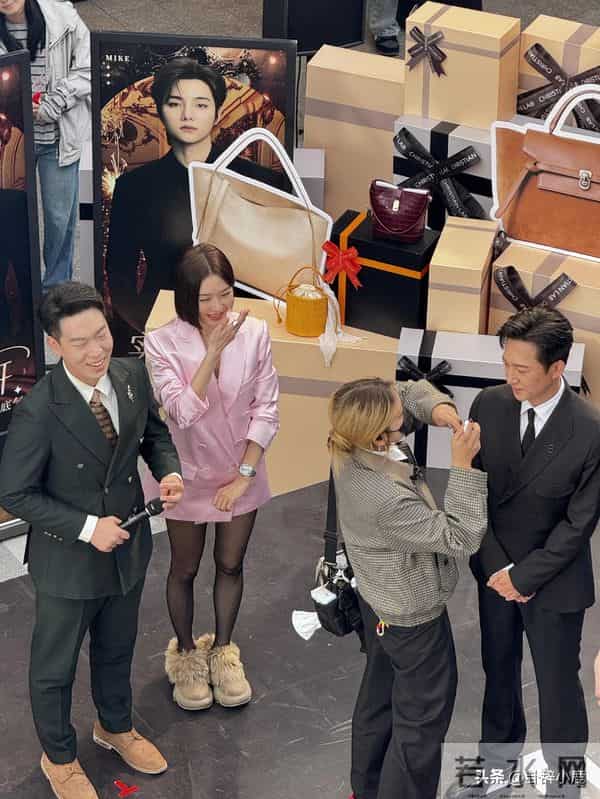 秦岚王阳宁波拍戏时被偶遇，男帅女美超养眼，秦岚温柔身姿太勾人