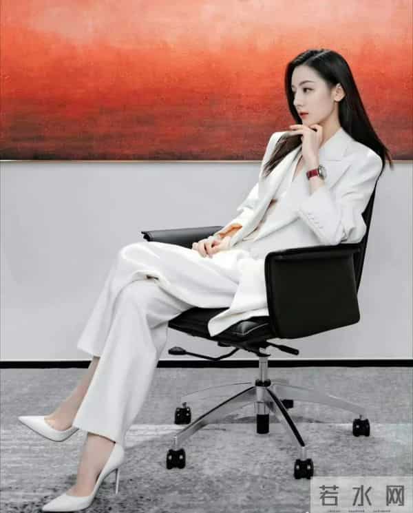 迪丽热巴女老板坐姿，这白色高跟鞋显得脚很大