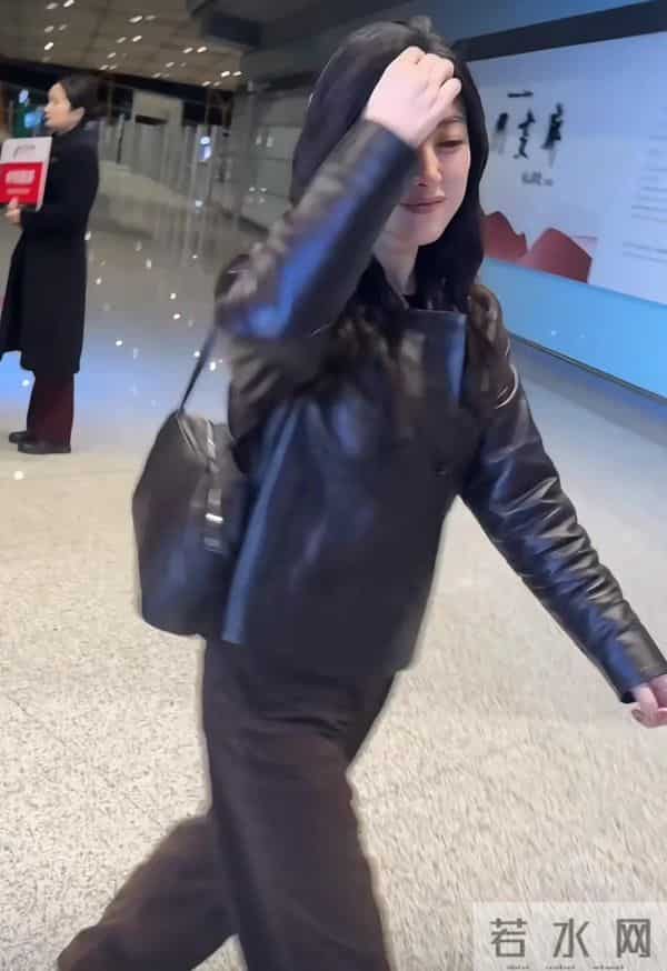 朱珠现身机场,不停撩拨头发被吐槽,女儿王珠宝接机把她扑倒了