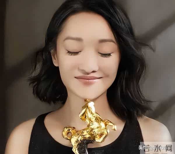 年过50岁的周迅一头白发，无儿无女成为了这辈子最大的遗憾！