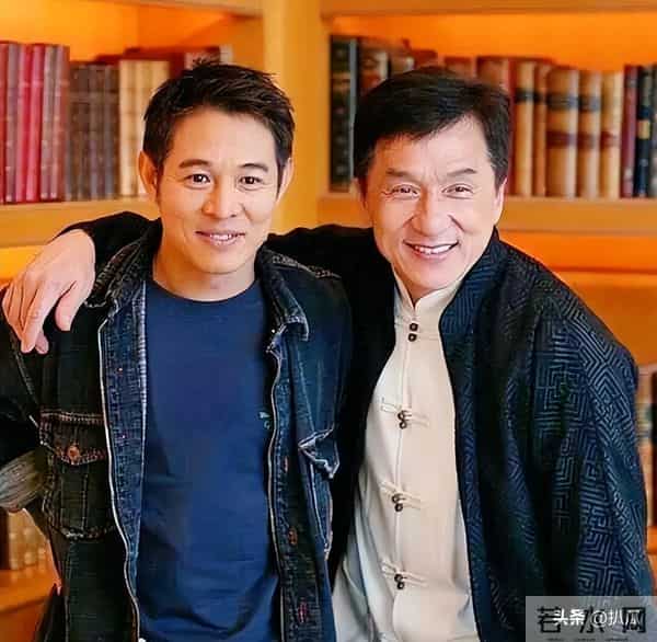 62岁李连杰豪宅游泳，脱光上衣“自证清白”，大腹便便并无刀疤