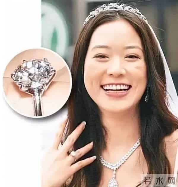 她14岁就长得“倾国倾城”,被富豪花7亿娶回家,8年生下4个娃