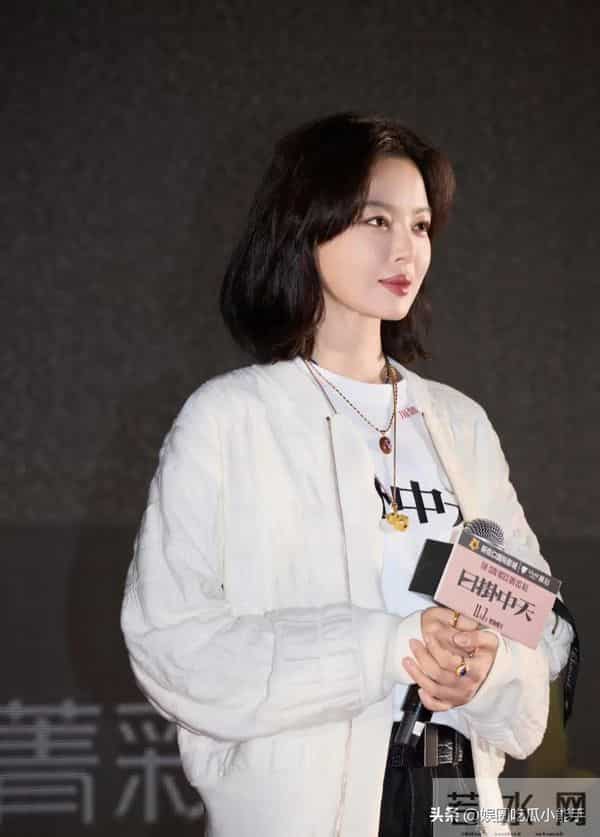 辛芷蕾路演穿搭分享，戴老铺的金葫芦项链穿香奈儿外套，优雅大气