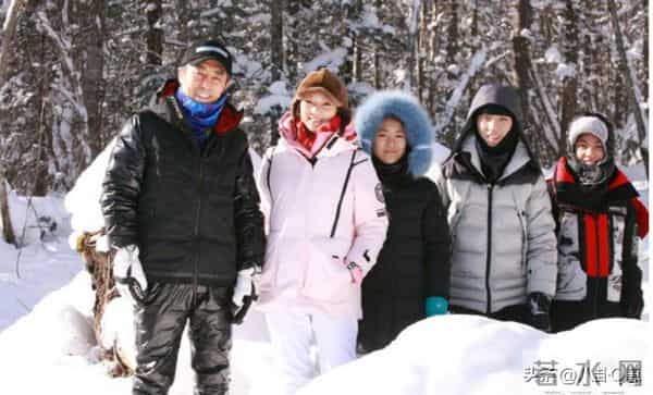 恩爱25年难敌岁月残酷！74岁张艺谋瘦弱如柴，43岁陈婷仍娇美如花