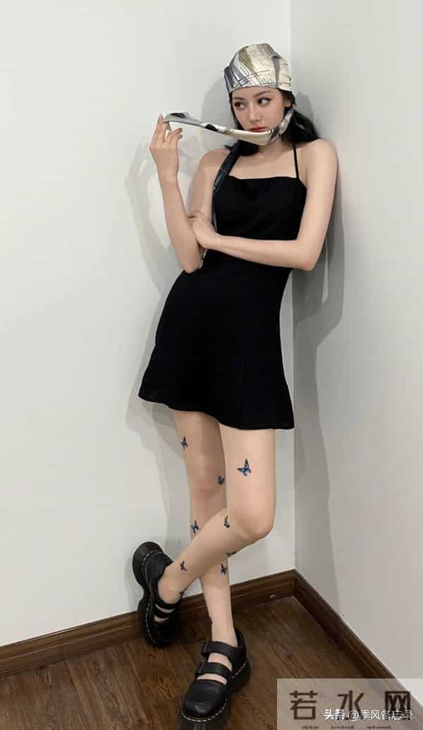 迪丽热巴罕见的肉丝美腿，还挺性感