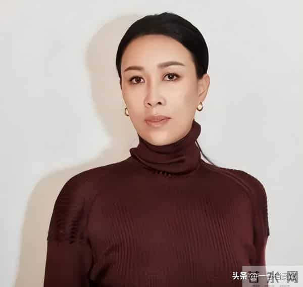 曲终人散!57岁的那英宣布告别《花儿与少年》,泪眼婆娑依依不舍