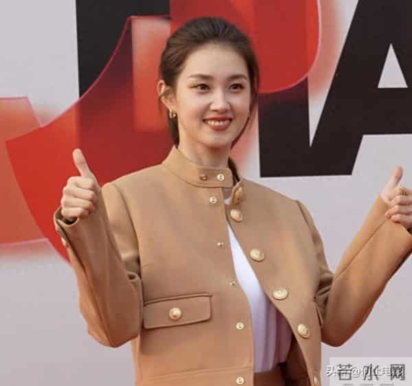 横店这一夜,大气明媚的短剧女神郭宇欣,力压内娱一堆“排骨精”