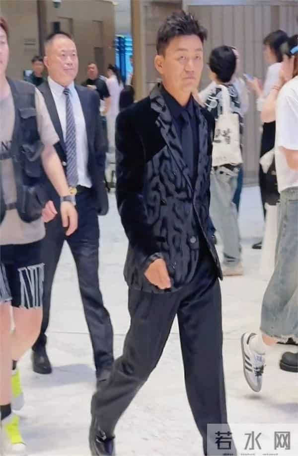 王宝强真的越活越有男人味了，打扮好潮流，43岁还有少年感