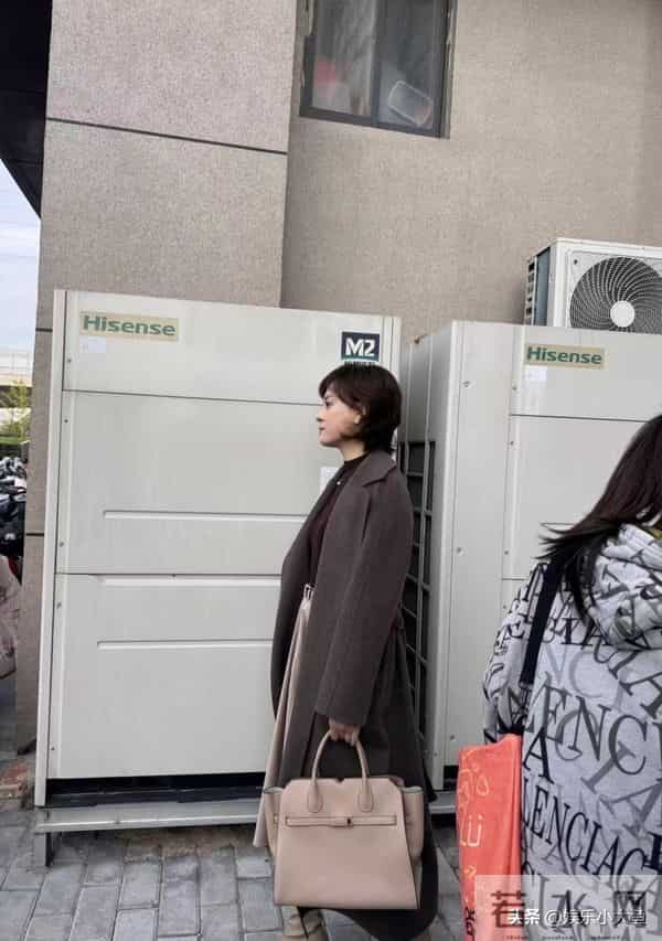 孙俪无锡拍戏被偶遇，身穿毛呢大衣新发型好洋气，本人又瘦又美！