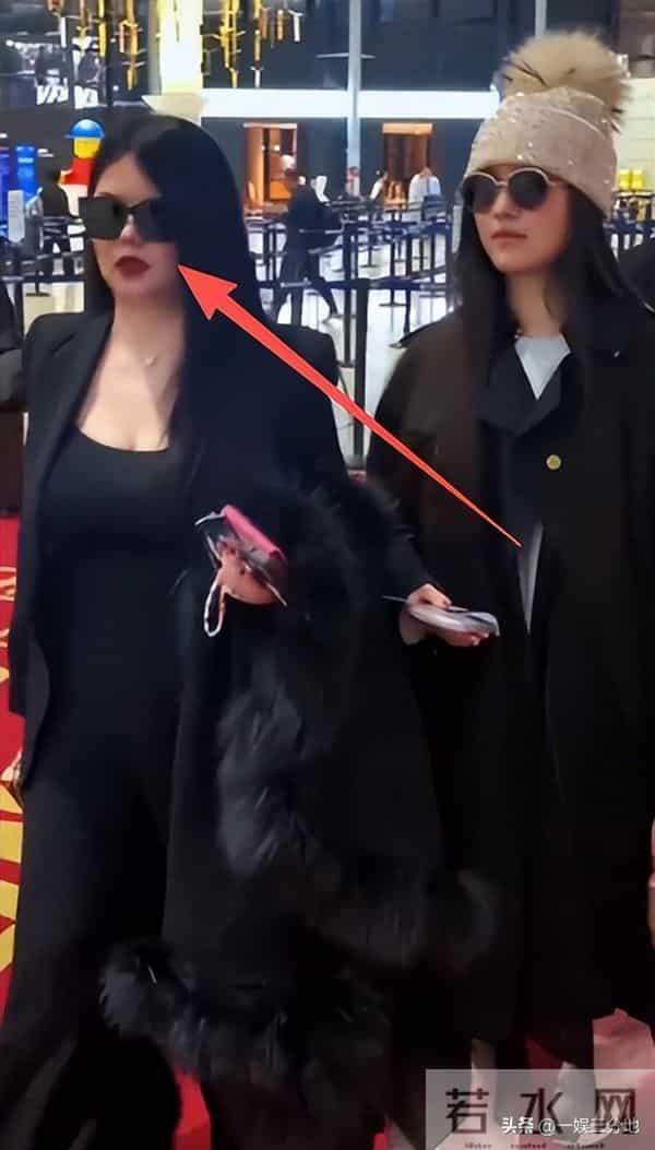 李湘胖到弯不下脖子，机场罕用便宜货，被人搭话她不理还嘲讽冷哼