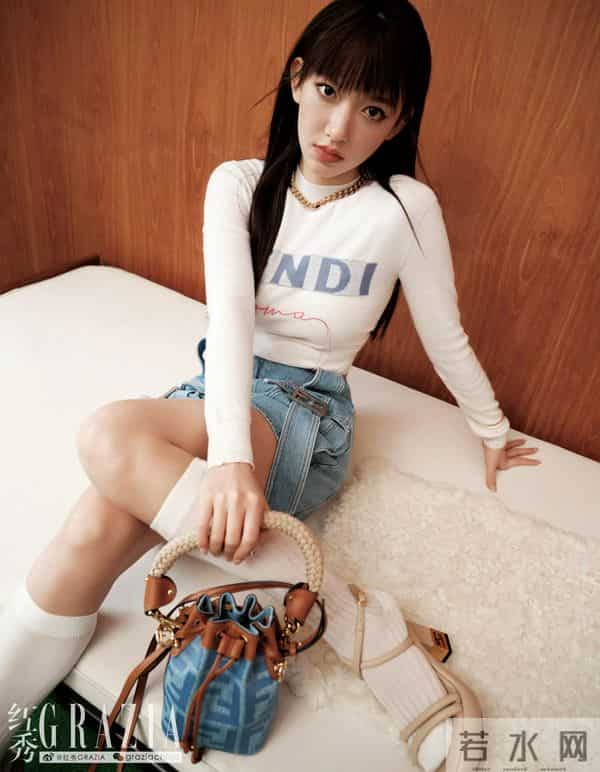 程潇美腿小白袜写真，感觉程潇香香嫩嫩的