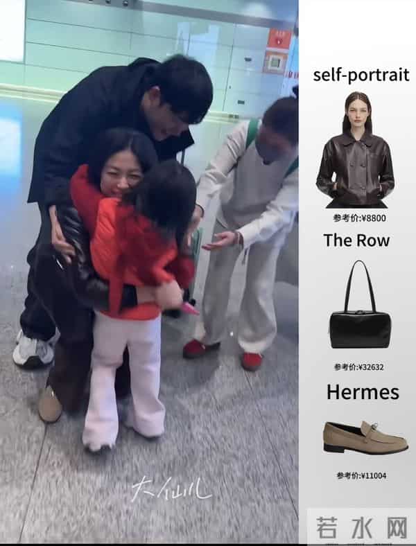 朱珠被4岁女儿扑倒，瘫坐地上笑得见牙不见眼，3名助理才扶起来