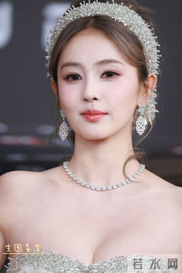 哇塞！白鹿的身材超有料性感迷人瘦而不柴、天使的容颜魔鬼的身材