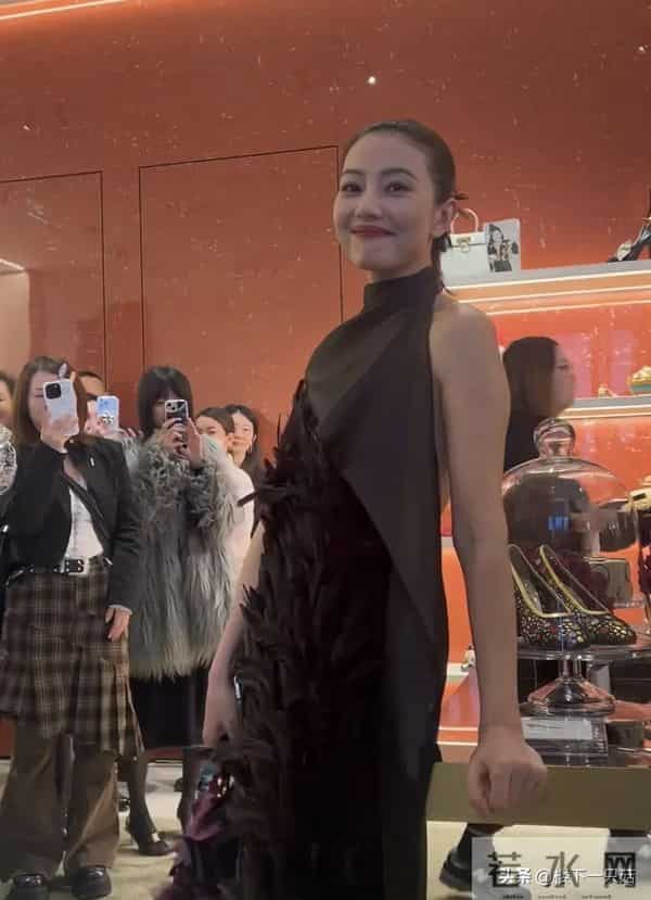 高圆圆初冬活动大秀美背 贴头皮造型优雅 细纹也挡不住的顶级骨相美