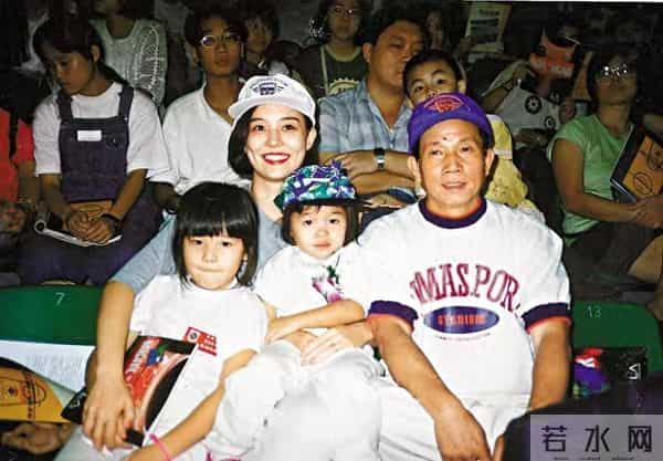 香港导演刘家良墓地被盗家属遭勒索，遗孀翁静晶发声：拒付赎金，对寻回骨灰不抱希望