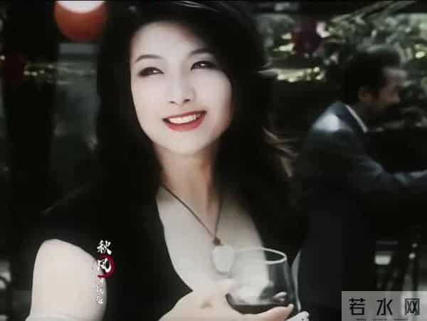 王静真是高大丰满的霸气御姐,独有的气质,丰韵犹存又明艳大气