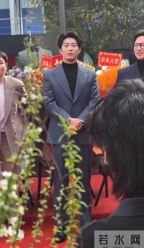 窦骁被传婚变后首次现身,面部浮肿憔悴,无名指还戴着婚戒