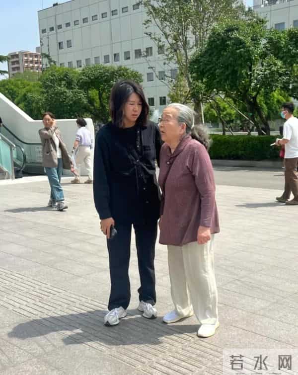 89岁李明启现身北京医院看病，打扮干净整洁，弓着背走路显苍老