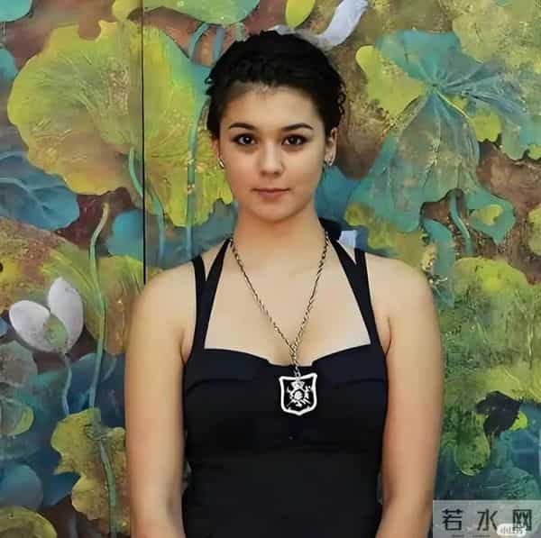 张铁林的34岁女儿张月亮，中英美波四国混血，确实好看