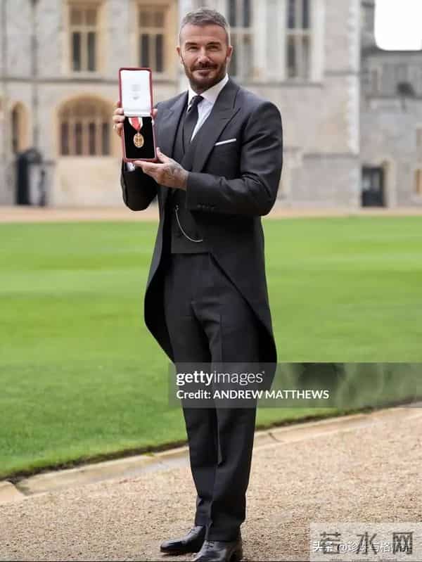 贝克汉姆终封爵！激动到落泪！贝嫂望夫眼抢镜，全家出席缺大儿子